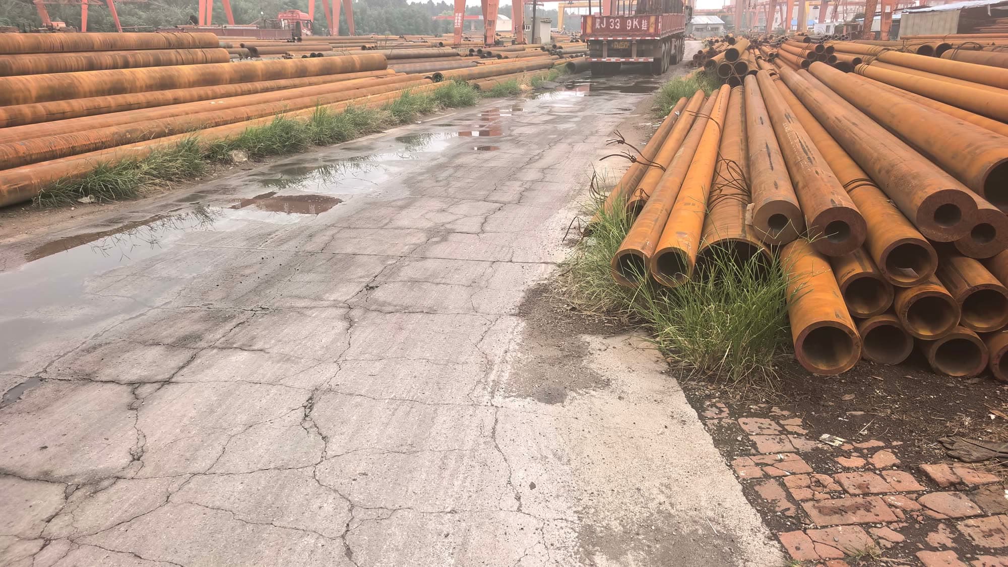 Truck loading seamless pipe in the Hengsheng stockyard